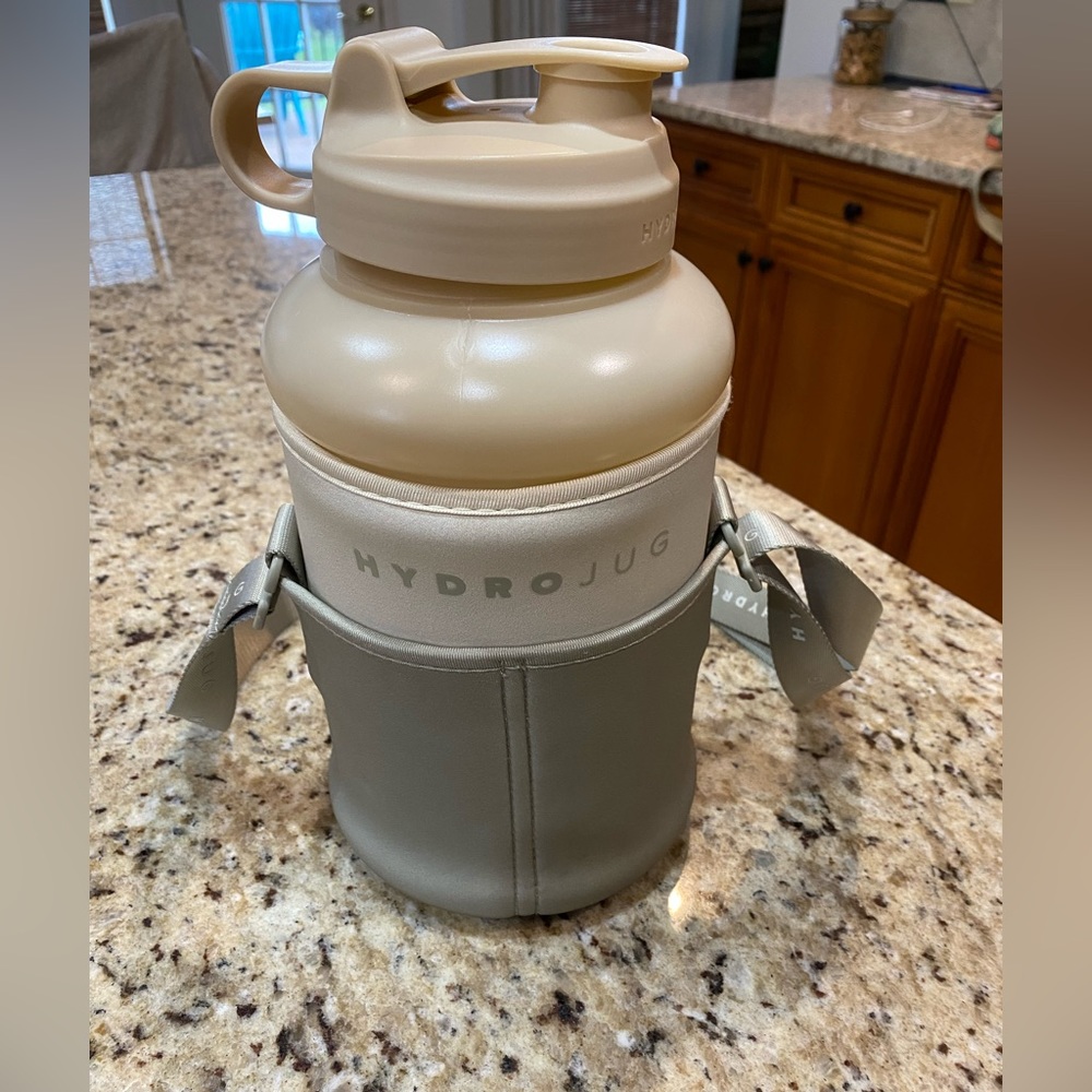Hydrojug with sleeve